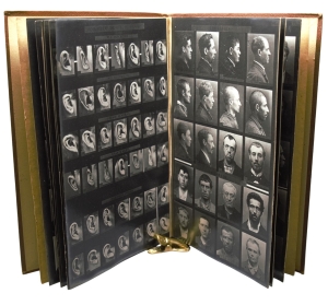 Los 3422 - Bertillon, Alphonse - Cours théorique de signalement descriptif. Exercices pratiques de reconnaissances d’identité. 21 Fotografien. 1900 - 4 - thumb