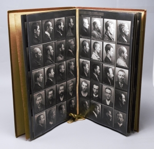 Los 3422 - Bertillon, Alphonse - Cours théorique de signalement descriptif. Exercices pratiques de reconnaissances d’identité. 21 Fotografien. 1900 - 5 - thumb