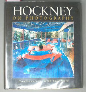 Los 3147 - Hockney, David - Hockney on Photography. Widmungsexemplar mit doppelseitiger farbiger Zeichnung - 1 - thumb