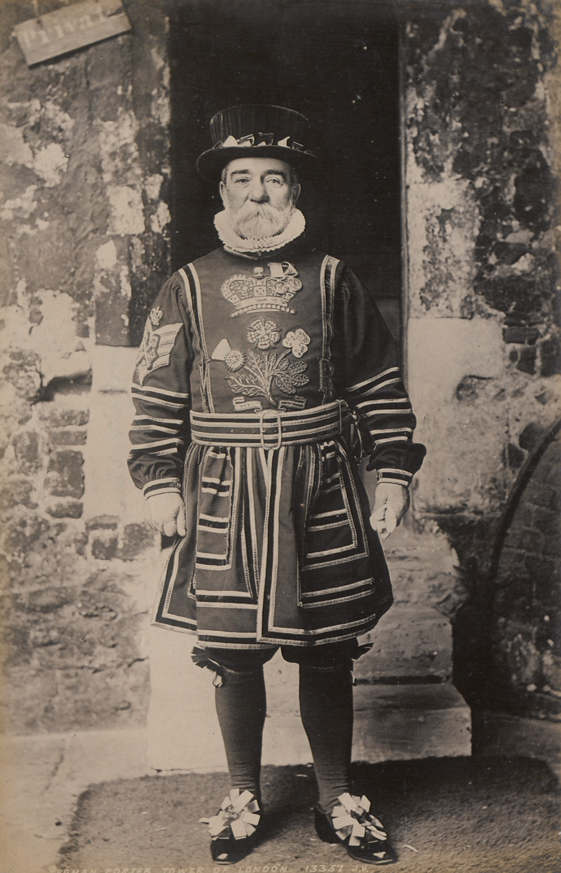 Lot 159, Auction  127, London, Privates Fotoalbum mit 14 kartonierte Blätter mit 26 montierten Fotografie