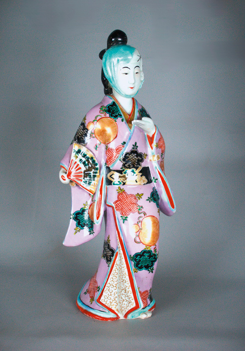Lot 628, Auction 127, Kakiemon Figur, Kakiemon Figur einer Schreitenden Geisha mit Fächer.