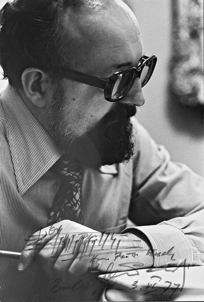 Lot 2646, Auction 127, Penderecki, Krzysztof, Porträt-Fotografie mit Notenzitat und Widmung. 1977